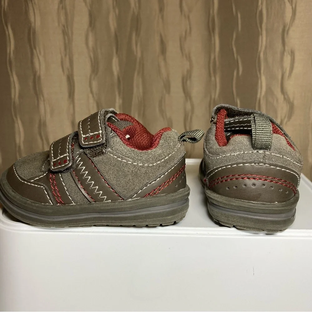🌺 Genuine Kids OshKosh Infant Baby Size 2 Sneakers Two Strap
